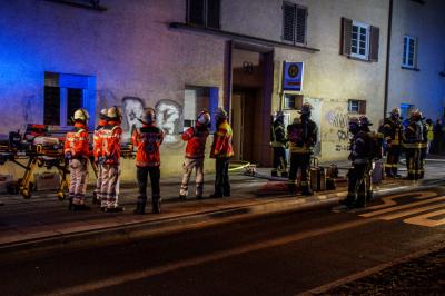 Stuttgart Ost Brand in Wohnhaus sorgt fuer Grosseinsatz der Feuerwehr